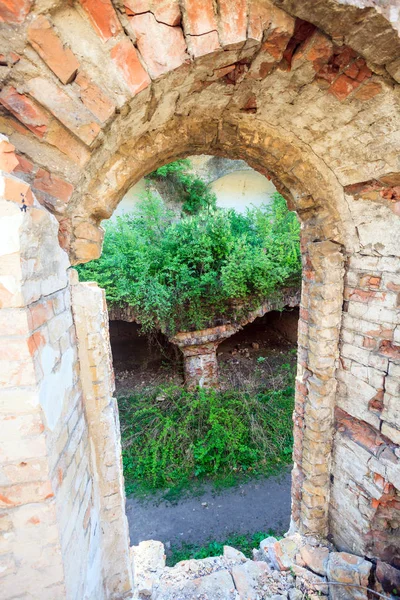 Güneşli Bir Gün Kemerli Eski Yıkık Binaları — Stok fotoğraf