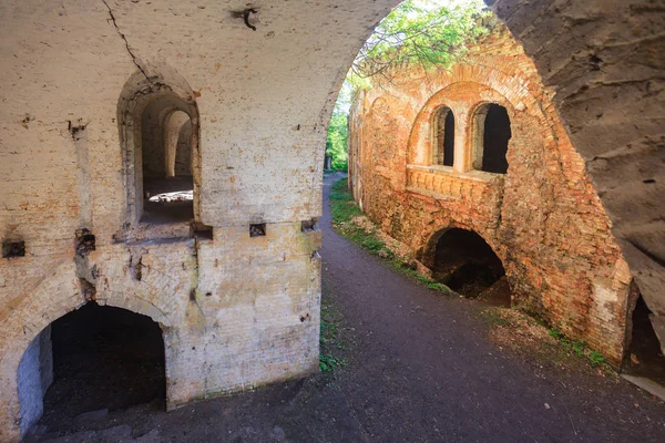 Güneşli Bir Gün Kemerli Eski Yıkık Binaları — Stok fotoğraf