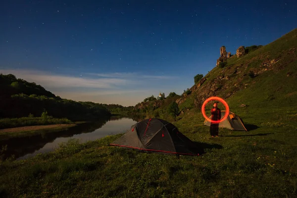 Dlouhá Expozice Turistických Napsal Hořící Klacek Poblíž Stany Břehu Řeky — Stock fotografie