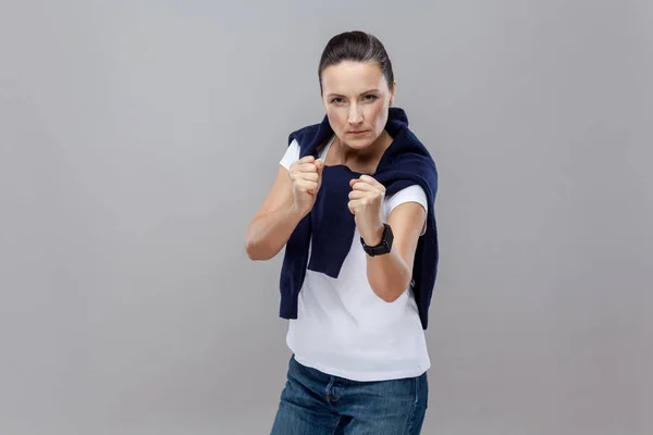 Agresivní Žena Ukazuje Znamení Boxu Připravena Bojovat Šedém Pozadí Výraz — Stock fotografie