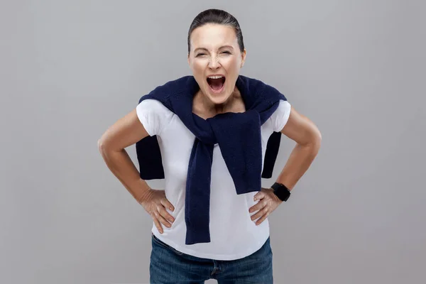 Retrato Mulher Jeans Azul Suéter Nos Ombros Com Relógio Inteligente — Fotografia de Stock