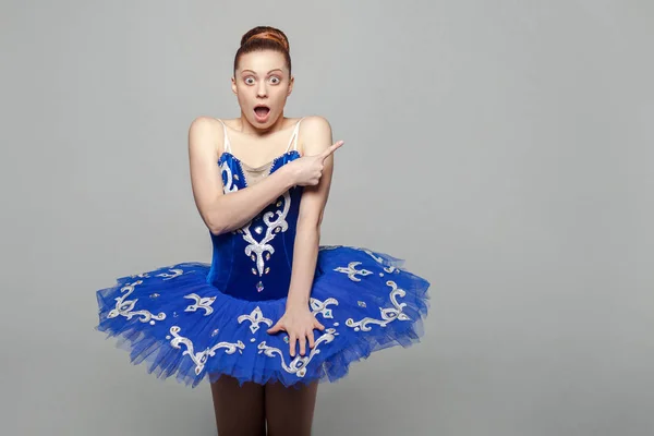 Porträtt Förvånad Vackra Ballerina Kvinna Blå Kostym Med Stora Ögon — Stockfoto