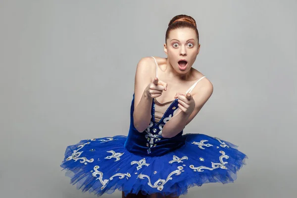 Mulher Bailarina Surpreendente Traje Azul Com Maquiagem Olhando Para Câmera — Fotografia de Stock