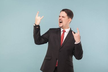 bıyıklı siyah takım elbise ve kırmızı kravat şarkı ve rock'n roll gösterilen açılmış ağzıyla giyen işadamı mavi arka plan söylüyor ışık işaretleri   