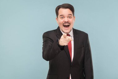 Açık mavi renkli kamera, işaret parmağı gülen bıyık giyen ile iş adamı siyah takım elbise ve kırmızı kravat  