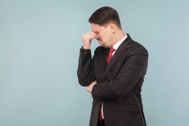 siyah takım elbise ve kırmızı kravat kapalı gözler el ile giyen ve açık mavi renkli üzerinde ağlayarak bıyıklı mutsuz işadamı  