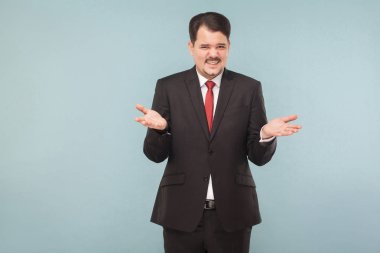 boşanmış eller üzerinde açık mavi renkli poz ile siyah takım elbise ve kırmızı kravat giyen bıyıklı karışık işadamı gülümseyen  