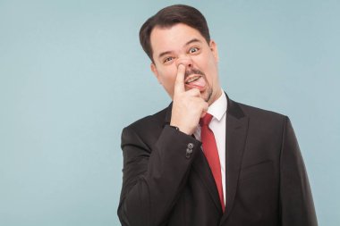 komik surat ekşitmeden ve açık mavi renkli burnunda toplama ile bıyık giyen ile çılgın işadamı siyah takım elbise ve kırmızı kravat  