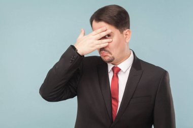 Açık mavi renkli kamera parmaklarımın arasından bakarak bıyık giyen ile meraklı işadamı siyah takım elbise ve kırmızı kravat