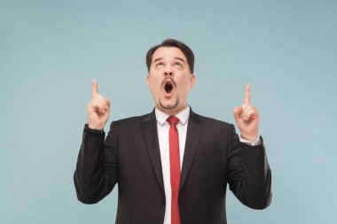 bıyıklı siyah takım ve kırmızı kravat parmak üzerinde açık mavi renkli göstermek yukarıya duygusal iş adamı 