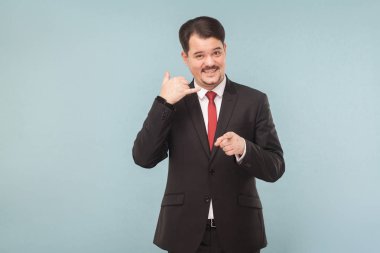 Açık mavi renkli işaret beni gösteren çağrı bıyık giyen ile iş adamı siyah takım elbise ve kırmızı kravat 