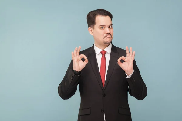 Homem Negócios Bonito Com Bigode Mostrando Sinais Câmera Fundo Azul — Fotografia de Stock