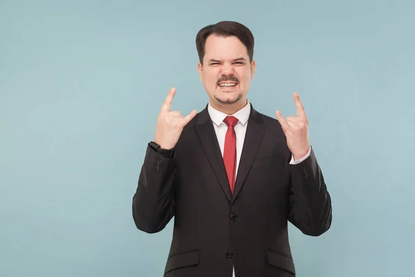 Empresário Com Bigode Vestindo Terno Preto Gravata Vermelha Mostrando Sinais — Fotografia de Stock