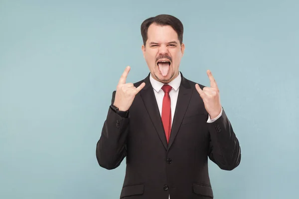 Lustiger Geschäftsmann Mit Ausgestreckter Zunge Und Rock Roll Schildern Auf — Stockfoto