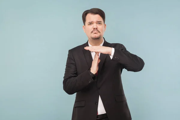 Homem Negócios Com Bigode Vestindo Terno Preto Gravata Vermelha Mostrando — Fotografia de Stock