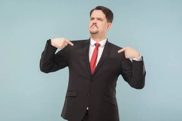 Homem Negócios Orgulhoso Com Bigode Vestindo Terno Preto Gravata Vermelha — Fotografia de Stock
