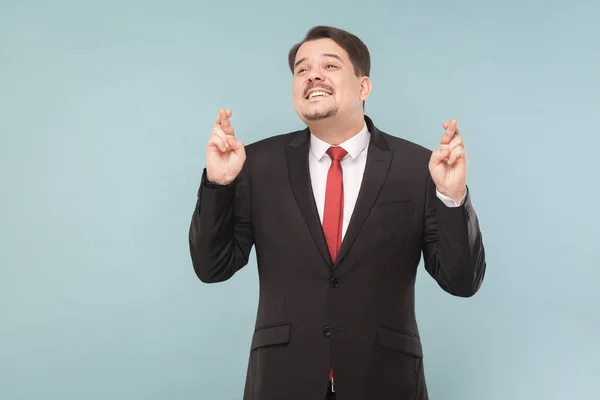Geschäftsmann Mit Schnurrbart Schwarzen Anzug Und Roter Krawatte Drückt Vor — Stockfoto