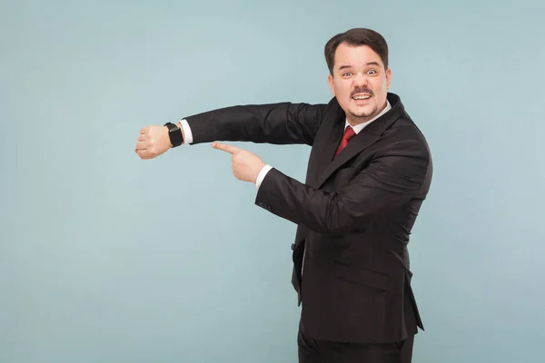 Zakenman Met Snor Dragen Zwart Pak Rode Stropdas Wijzen Horloge — Stockfoto