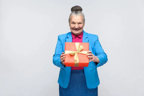 Mujer Feliz Sosteniendo Caja Regalo Roja Dentadura Sonriendo Sobre Fondo — Foto de Stock