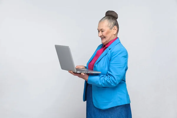 Aged Woman Standing Holding Laptop Looking Screen Satisfied Face Gray — Stock Photo, Image