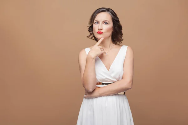 Intrigado Bela Mulher Meia Idade Vestido Branco Com Lábios Vermelhos — Fotografia de Stock