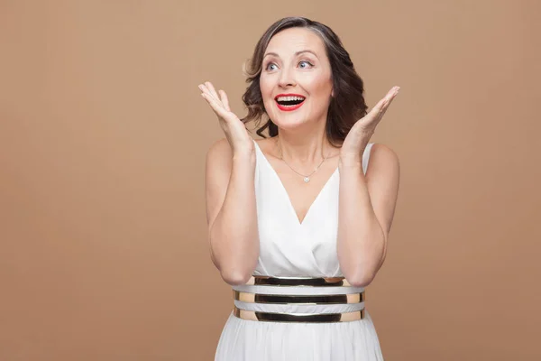 Éxito Sonriente Mujer Con Las Manos Levantadas Regocijo Ganar Sobre — Foto de Stock