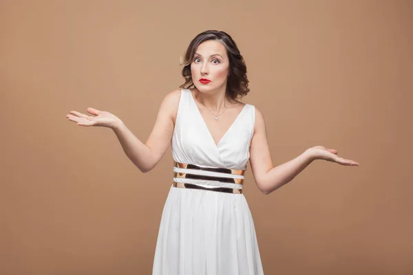 Atraente Bela Mulher Perplexa Vestido Branco Com Mãos Divorciadas Olhando — Fotografia de Stock