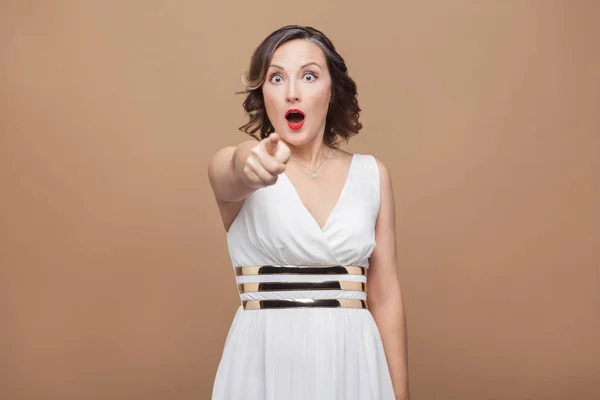 Schockierte Erwachsene Frau Weißem Kleid Mit Großen Augen Und Geöffnetem — Stockfoto