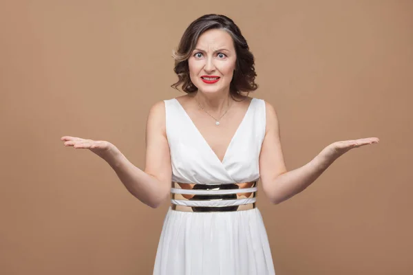 Retrato Mujer Enojada Mediana Edad Con Las Manos Extendidas Mirando — Foto de Stock