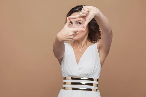 Hermosa Mujer Con Maquillaje Vestido Blanco Mostrando Signo Marco Perspectiva —  Fotos de Stock