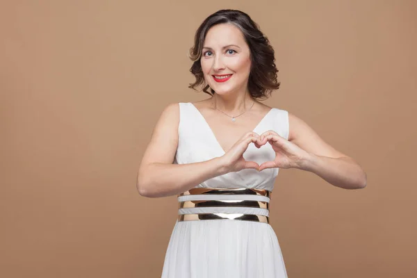 Mujer Feliz Vestido Blanco Mostrando Forma Del Corazón Por Las —  Fotos de Stock