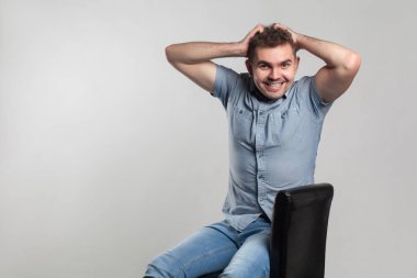 Mutlu beyaz adam gri arka plan üzerinde poz