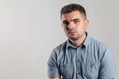 üzerinde gri backgroud poz düşünceli beyaz adam