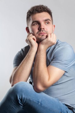 üzerinde gri backgroud poz düşünceli beyaz adam