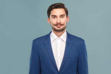 Mavi takım elbise ve açık mavi renkli beyaz forması bıyıklı sakallı işadamı portresi