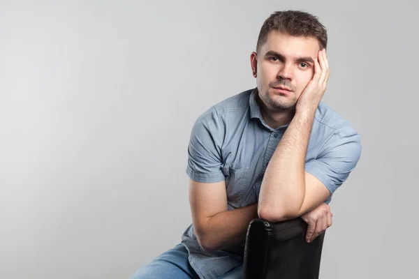 Doordachte Kaukasische Man Die Zich Voordeed Grijs Achtergrondgeluid — Stockfoto