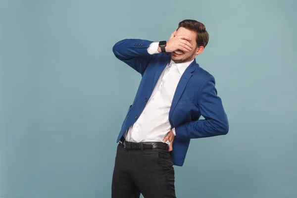 Homem Com Olhos Fechados Desconforto Coluna Vertebral Fundo Azul Claro — Fotografia de Stock