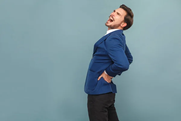 Homem Tem Dor Nas Costas Fundo Azul Claro — Fotografia de Stock