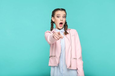 PIGTAIL saç modeli üzerinde mavi arka plan ile genç kadın hayran