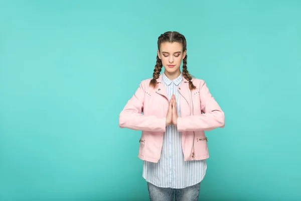 青の背景にピグテール髪型を持つ若い女性を瞑想 — ストック写真