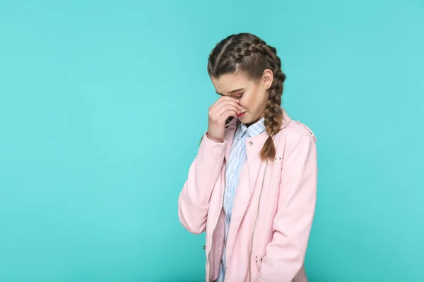 Depressief Huilende Jonge Vrouw Met Draadantenne Kapsel Blauwe Achtergrond — Stockfoto