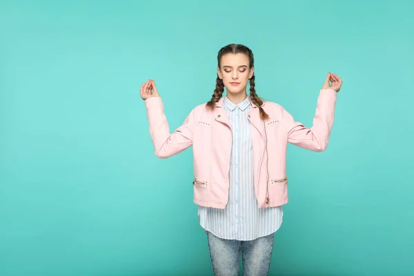 Meditando Jovem Mulher Com Penteado Pigtail Fundo Azul — Fotografia de Stock