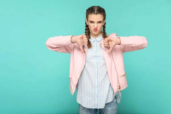 Jeune Femme Insatisfaite Avec Coiffure Queue Cochon Sur Fond Bleu — Photo