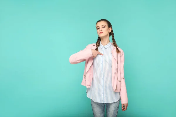 Nuori Nainen Letti Kampauksen Osoittaa Sen Minulle Ele Sinisellä Taustalla — kuvapankkivalokuva