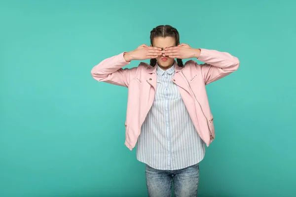 Jonge Vrouw Met Draadantenne Kapsel Tonen Niet Wil Zien Het — Stockfoto