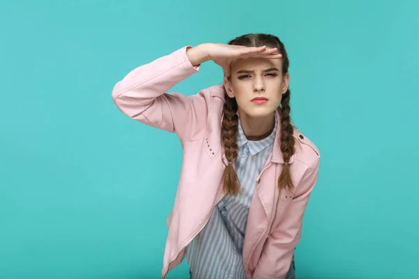 Jovem Com Penteado Pigtail Olhando Muito Longe Fundo Azul — Fotografia de Stock