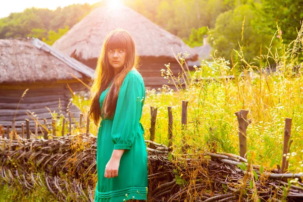 Mulher Vestido Verde Posando Com Casas Aldeia Fundo — Fotografia de Stock