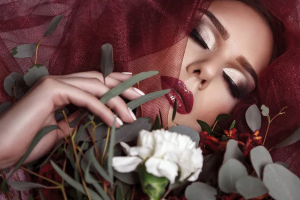 Portrait Jeune Femme Avec Maquillage Mode Bouquet Eucalyptus — Photo