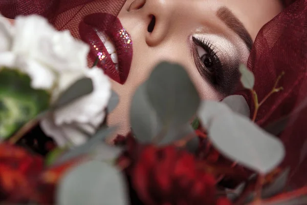 Retrato Mujer Joven Con Maquillaje Moda Ramillete Eucalipto —  Fotos de Stock