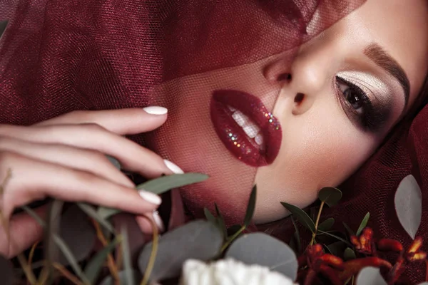 Retrato Mujer Joven Con Maquillaje Moda Ramillete Eucalipto —  Fotos de Stock